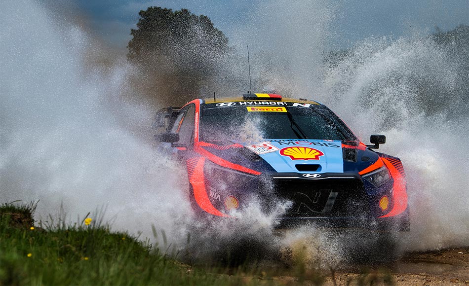 You are currently viewing Rally Italy: Neuville leads Hyundai 1-2 after Saturday, Ogier crashes out
