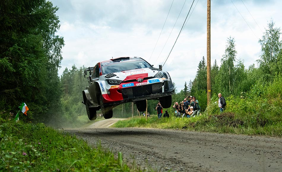 You are currently viewing WRC Finland: Evans leads Neuville after Friday, Rovanperä crashes